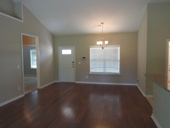 Foto del edificio - Available Now - Dog friendly, 3 Bedroom, 2...