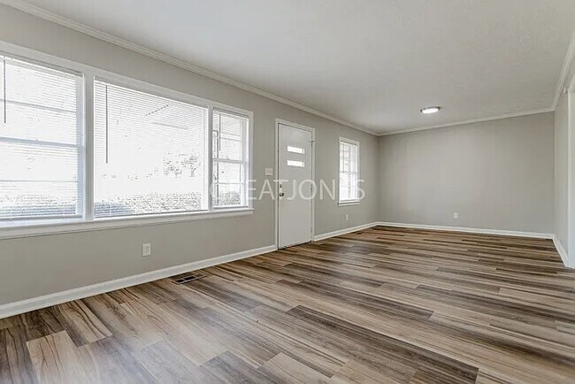 Foto del edificio - 4346 Pinebrook Dr