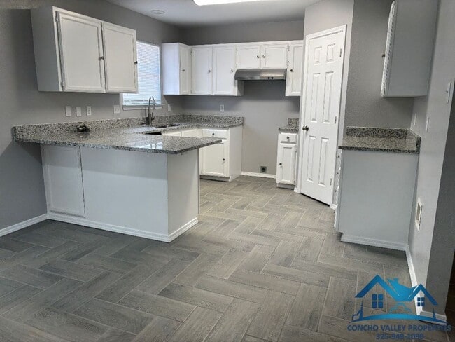 Building Photo - For Rent - 3 Bed/ 2 Bath in the Bluffs