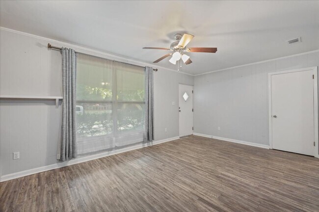 Foto del edificio - 3-Bedroom Home Near Memorial Hospital – Pe...