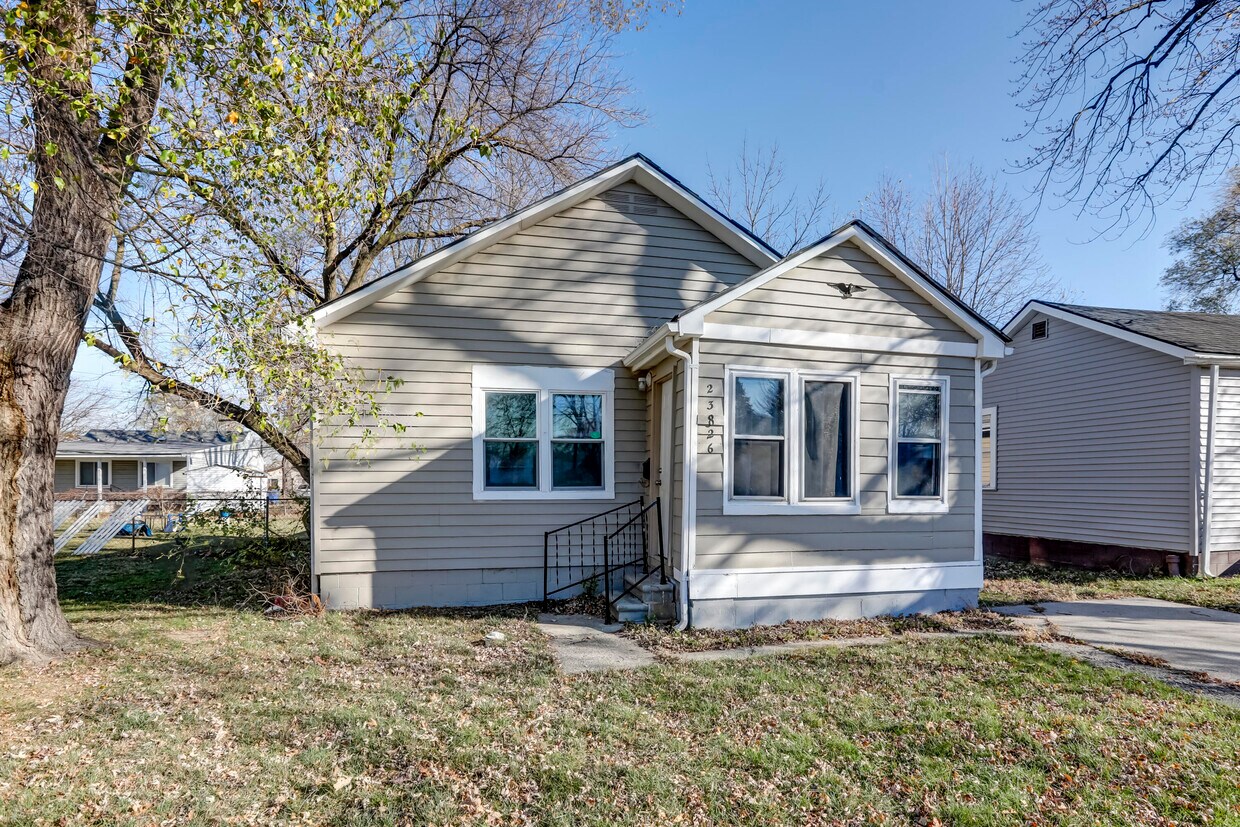 Foto principal - 23826 Columbus Ave