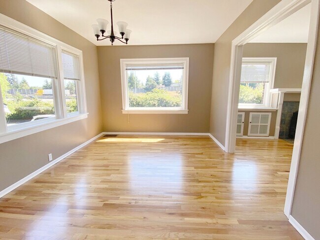 Foto del edificio - Beautiful Craftsman 5 bed 1 bath home with...