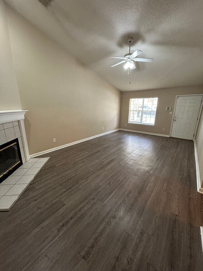 Foto del edificio - 2 bed/2 bath with new paint and flooring! Pets are welcome! New Back Porch!