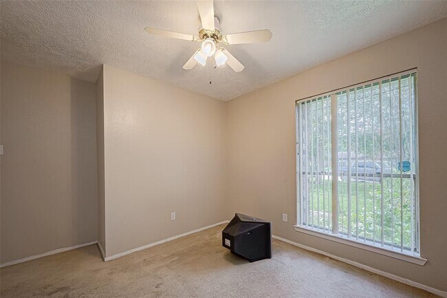 Building Photo - 24006 Pea Ridge Dr