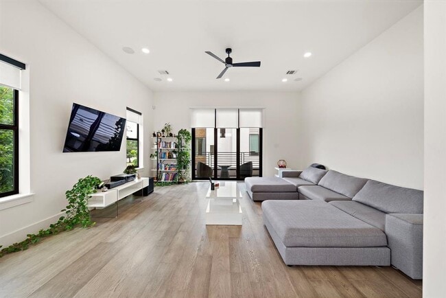 Building Photo - 1505 Truxillo St