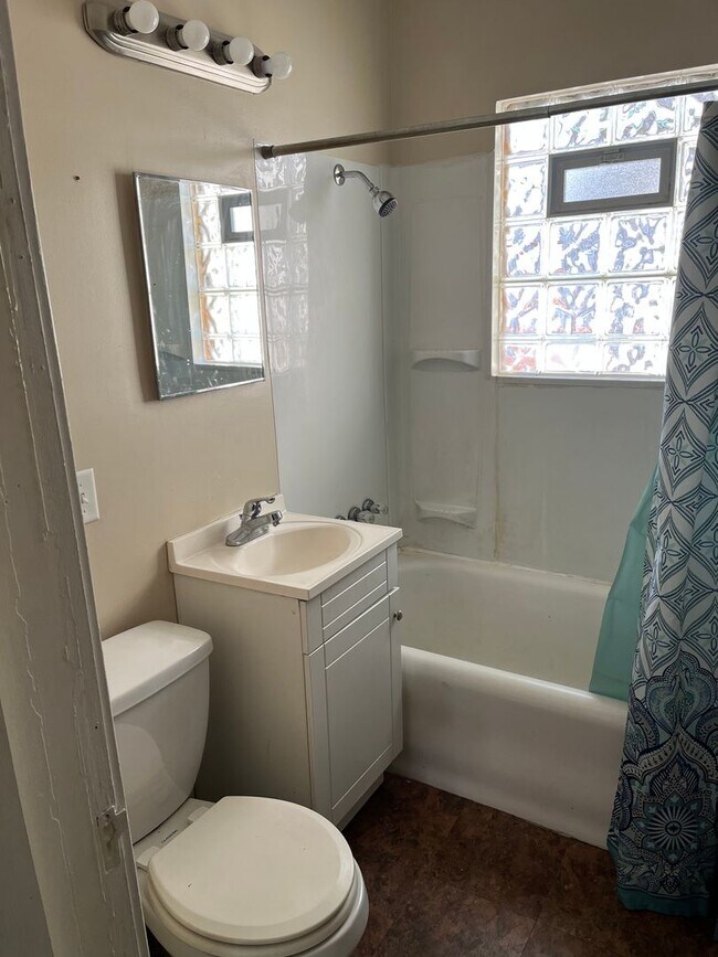 Building Photo - Akron Single Home