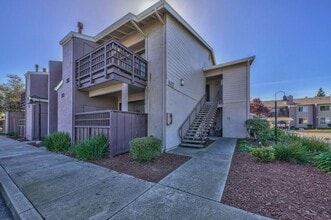 Building Photo - 427 W Laurel Dr