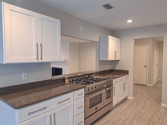 Foto del edificio - Updated 4 Bedroom / 2 Bath / 2 Car Garage