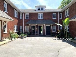 Building Photo - 1624 Chapman Ave SW
