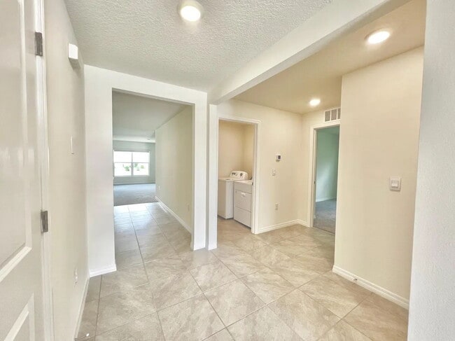 Building Photo - **AVAILABLE AUGUST 1** Charming 3-Bedroom ...