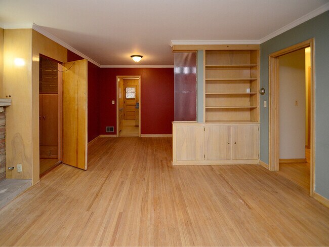 Building Photo - 5154 Pierce St