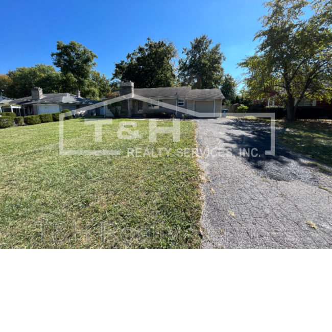 Building Photo - 9627 E 10th St