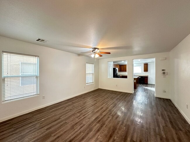 Building Photo - Blue Diamond Springs- & 5B