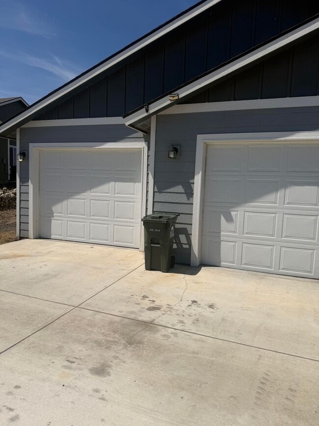 Building Photo - Lots of storage space in this 4- Car garage for all your playthings!!