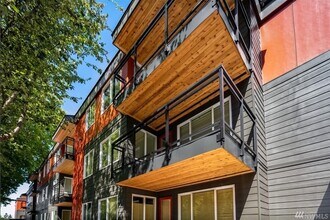 Building Photo - Beautiful Sand Point Condo with Pool & Garage Parking