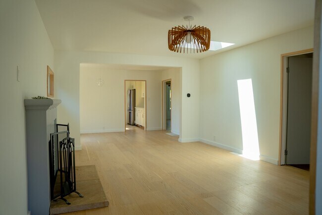 Building Photo - 2635 E 25th St