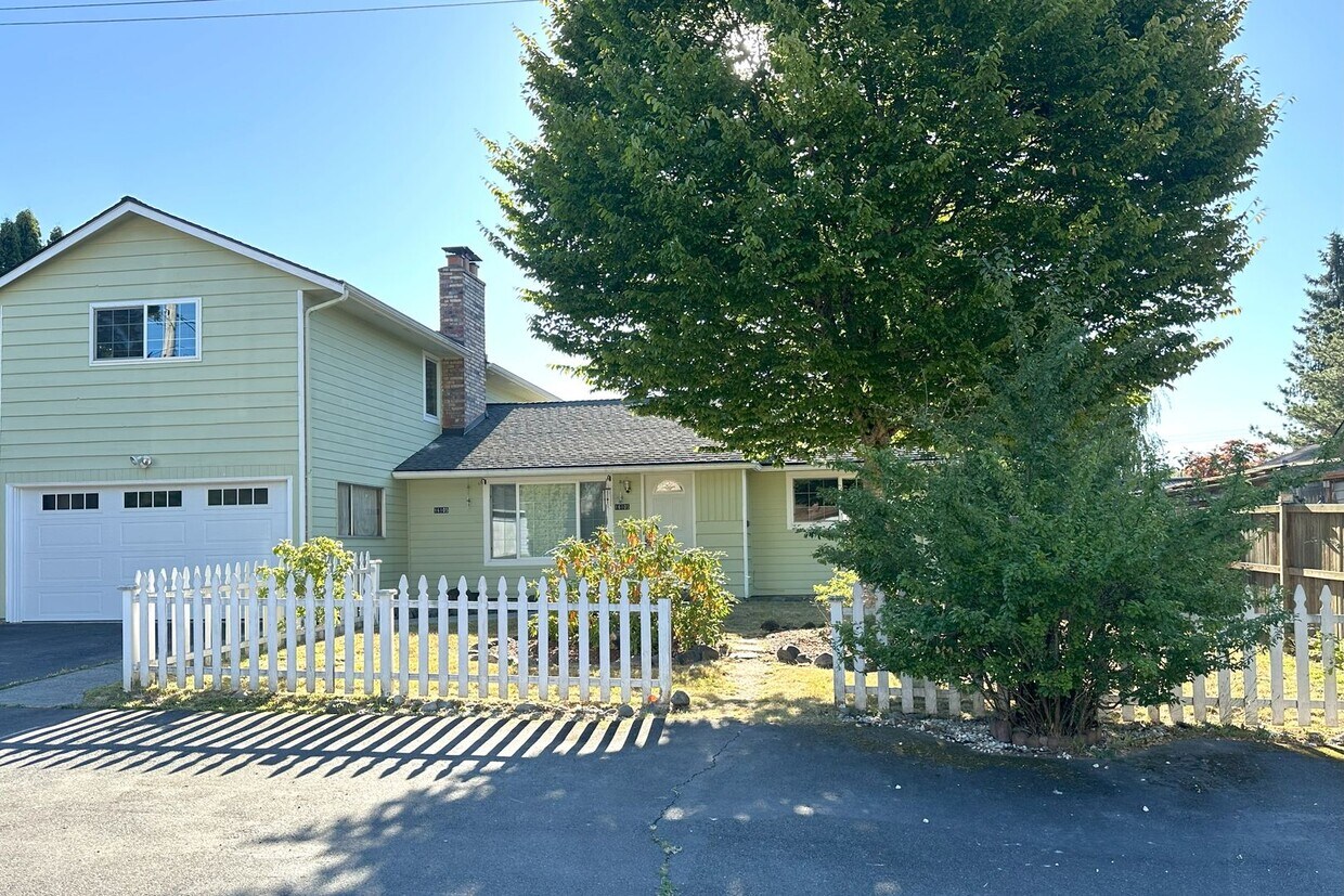 Primary Photo - Bright and spacious 5bd 2 ba house in Edmo...