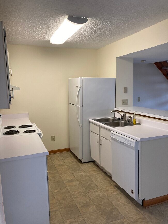 Kitchen - 4921 Stoneybrook Blvd