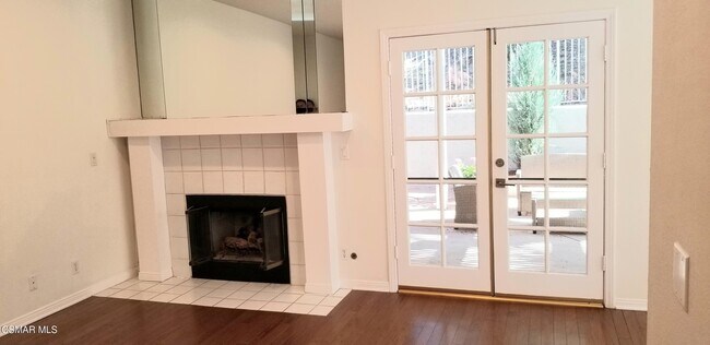 Foto del edificio - 3075 E Hillcrest Dr