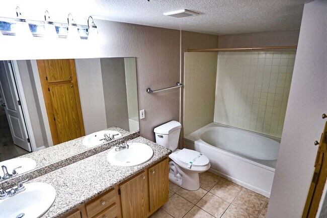 Foto del edificio - Great Upper Condo at Tuscan Villas, Hacienda and Decatur