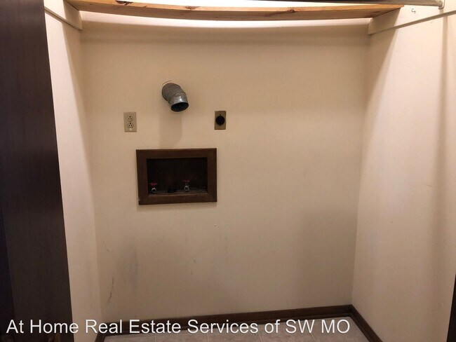 Building Photo - 1918-1920 Bellerive Dr