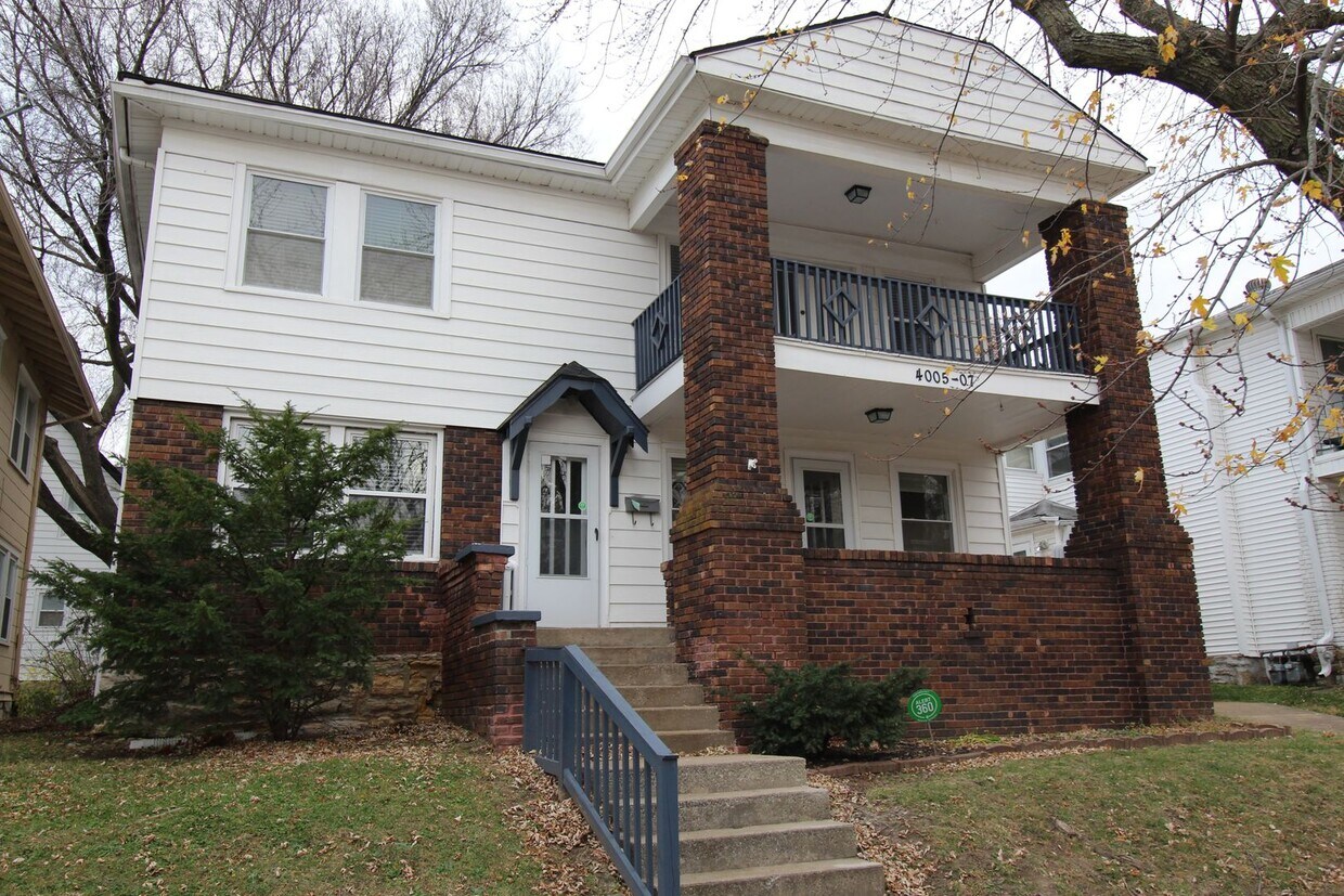 Foto principal - Updated 2 Bedroom 1 Bath Duplex Within Wal...
