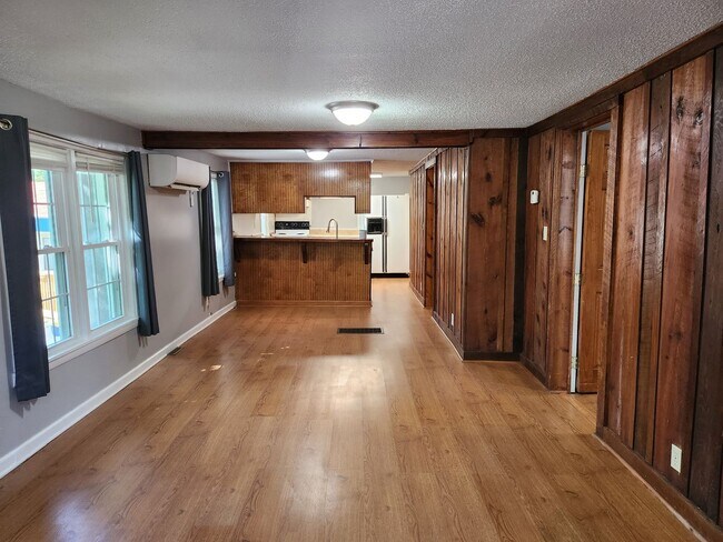 Foto del edificio - Location, Location, Location!! $1350 a month, available now for year-long lease