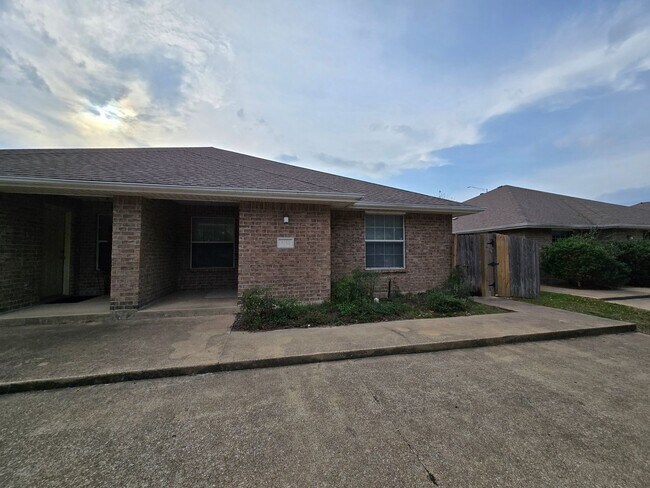 Foto del edificio - College Station - 3 Bedrooms / 3 bath Duplex on Oldenburg
