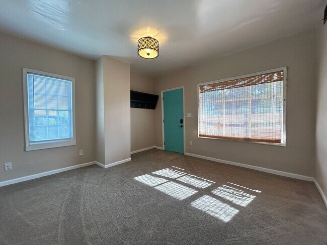 Building Photo - Welcome to this charming 2 bedroom, 1 bath...