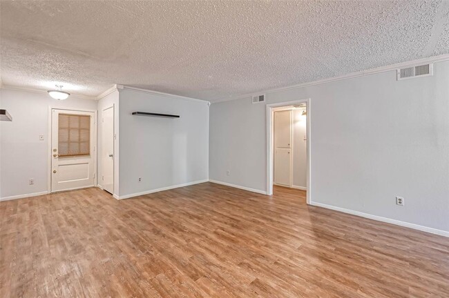 Building Photo - 8277 Kingsbrook Rd