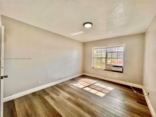 Foto del edificio - 6940 Bay Dr