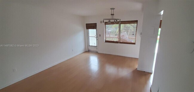 Foto del edificio - 1500 NE 127th St