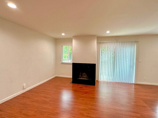 Foto del edificio - $2990 Stunning Remodeled 2BR/2BA Condo in ...