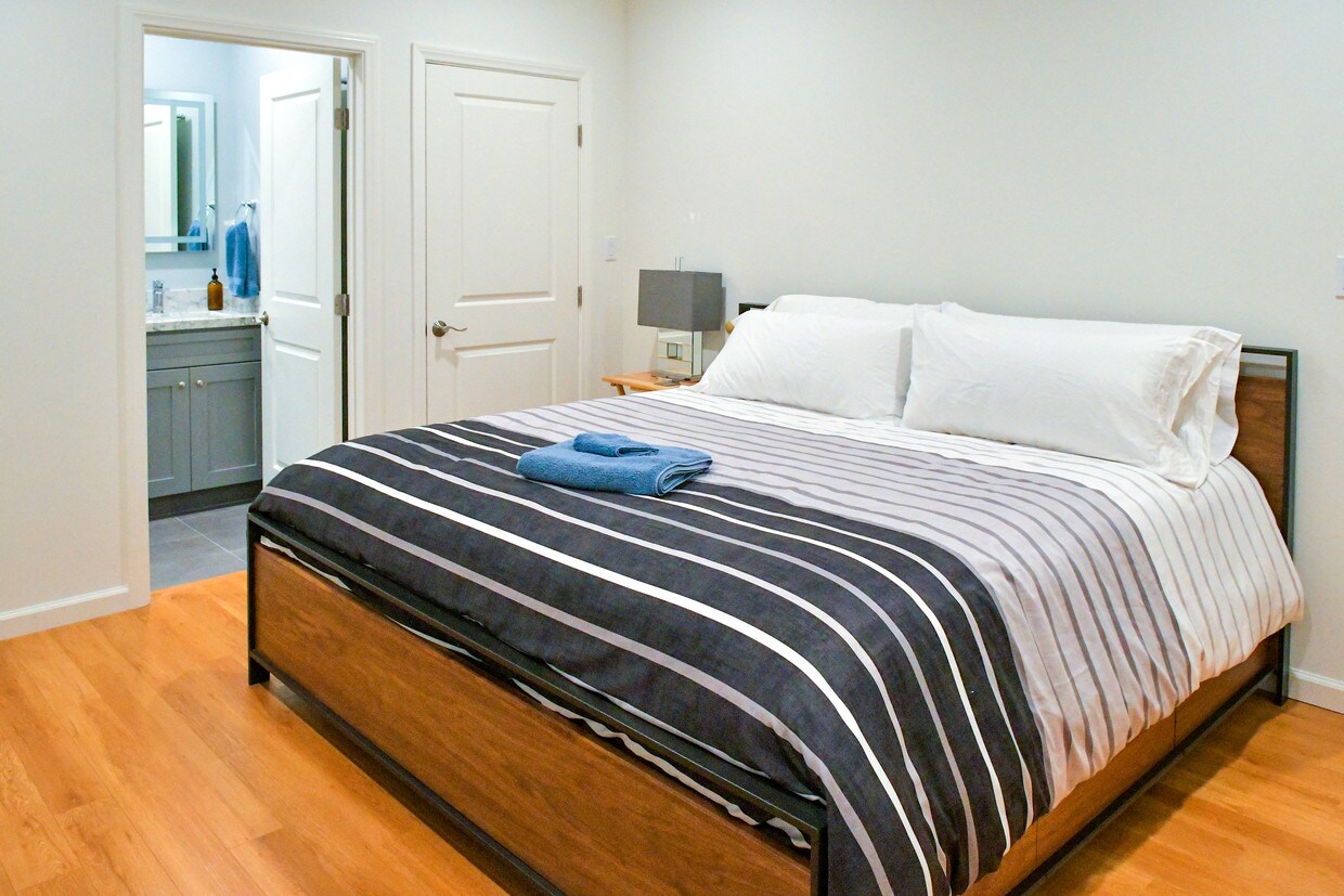 Cama king size. Colchón Crate & Barrel/Simmons. - 2011 S West View St