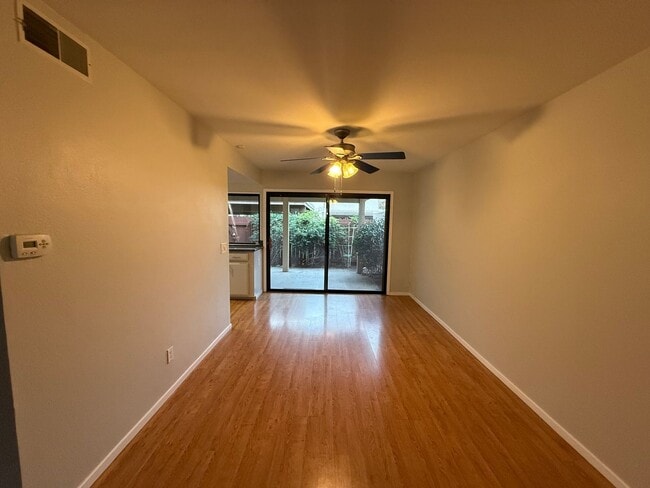Building Photo - 3 bed 2.5 bath townhome available now!