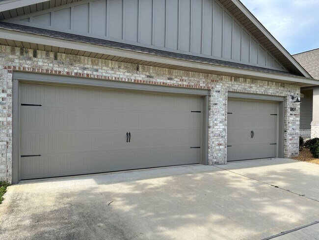 Building Photo - 1807 Thunderbolt St