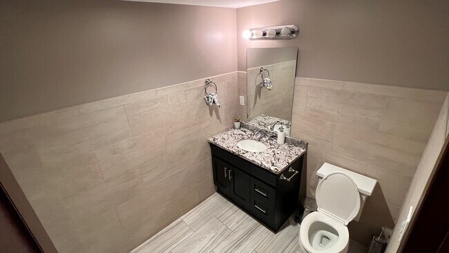 Foto del edificio - 8 White Hall Rd