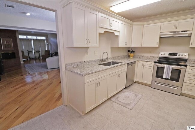 Building Photo - 1825 Townhouse Dr