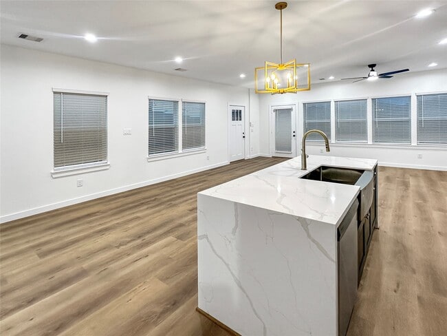 Foto del edificio - 6004 Bacher St