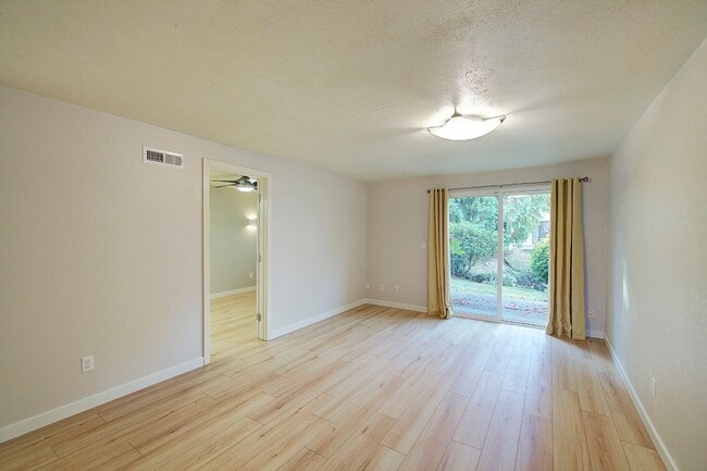 Building Photo - 2Bd/1.75Ba Kirkland Townhouse