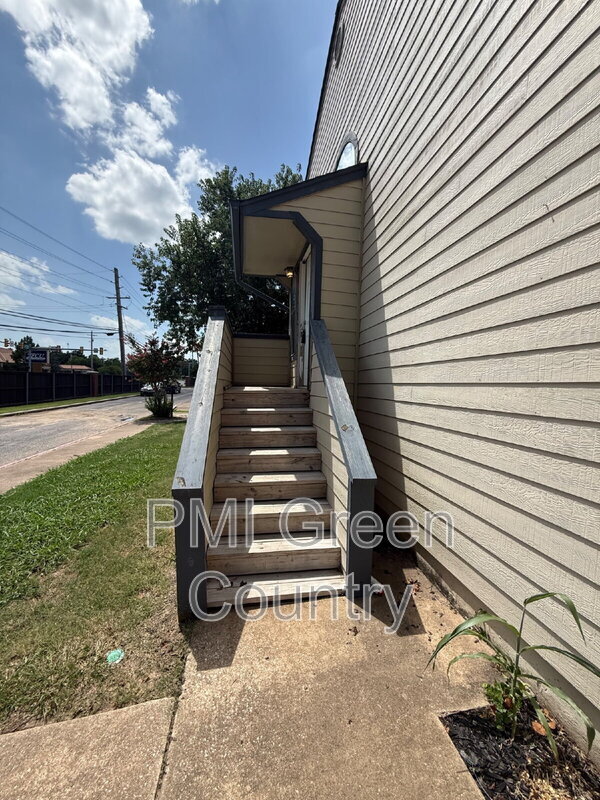 Building Photo - 6028 S 90th E Pl