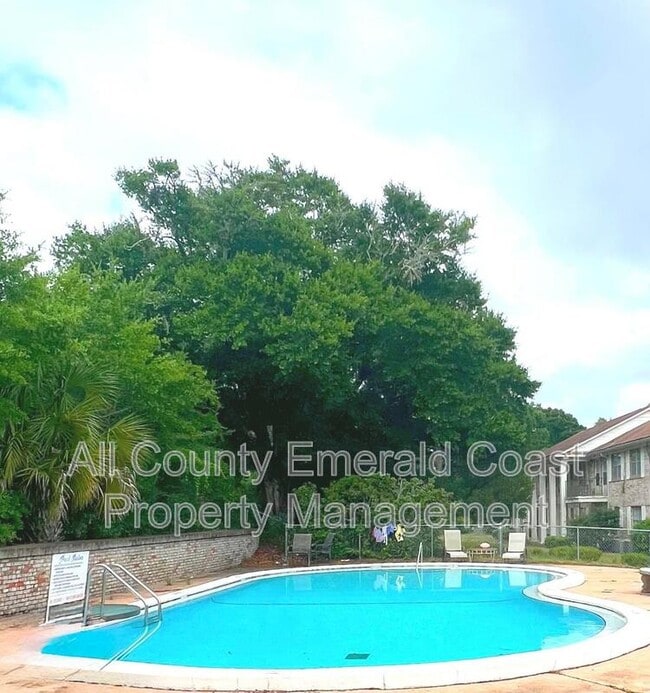 Building Photo - 105 Country Club Dr