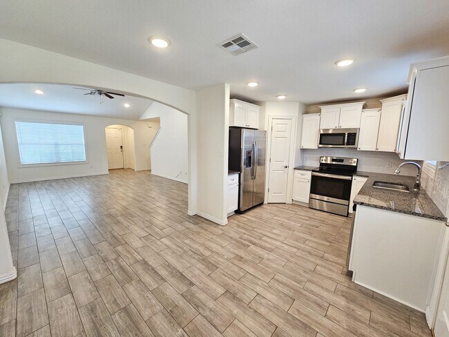 Building Photo - Beautiful 3 Bed/2.5 Bath Townhome in Chaff...