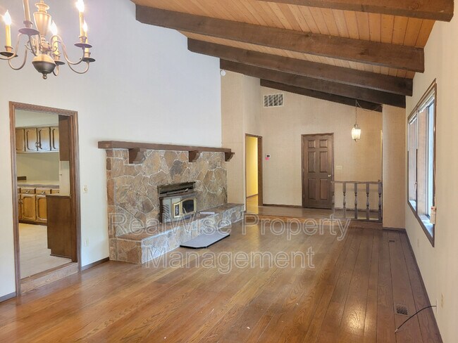 Building Photo - 60205 E Ridgeview Dr