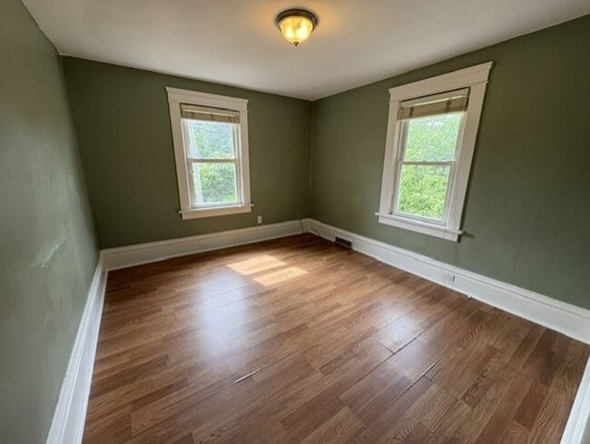 Building Photo - 325 Para Ave
