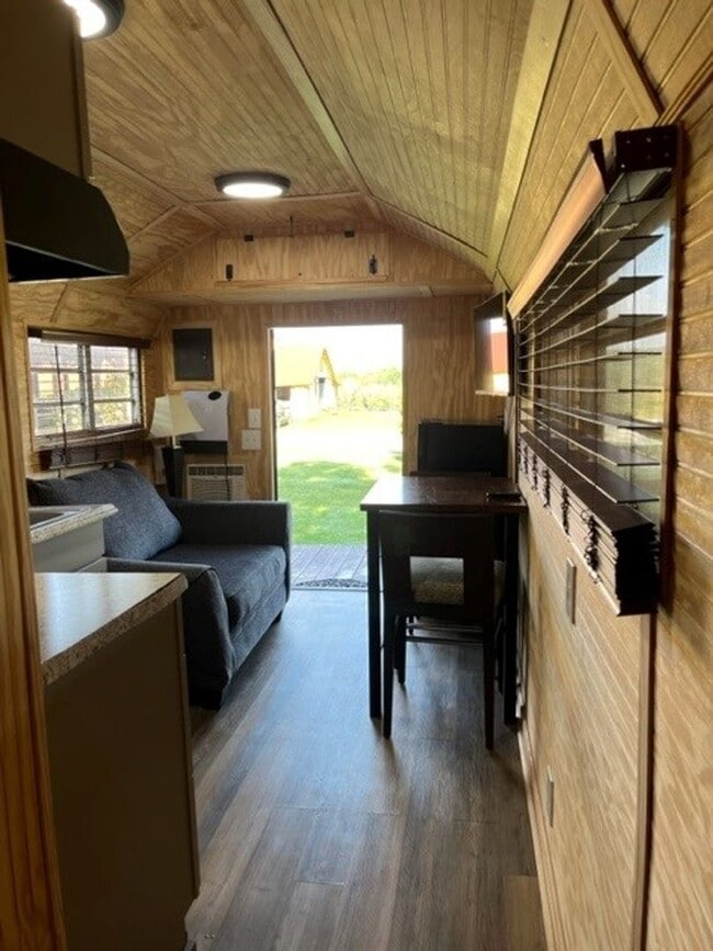 Building Photo - Fully furnished tiny home- 1 bedroom, 1 bath!