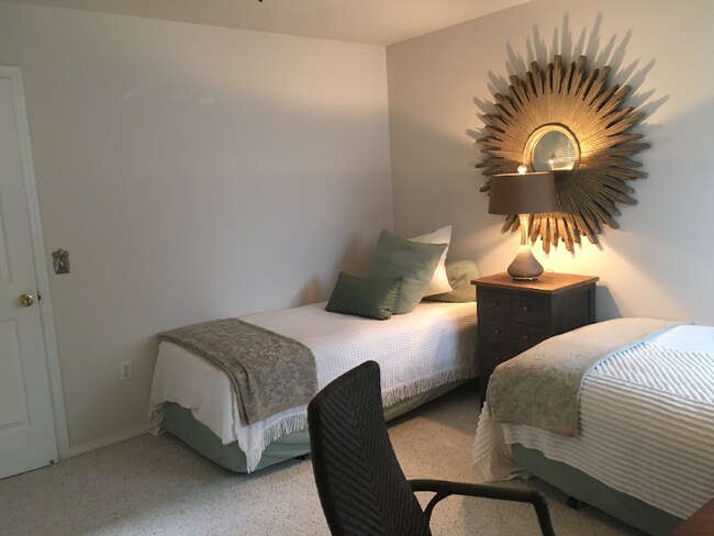 Foto del edificio - 2175 Pine Ridge Dr