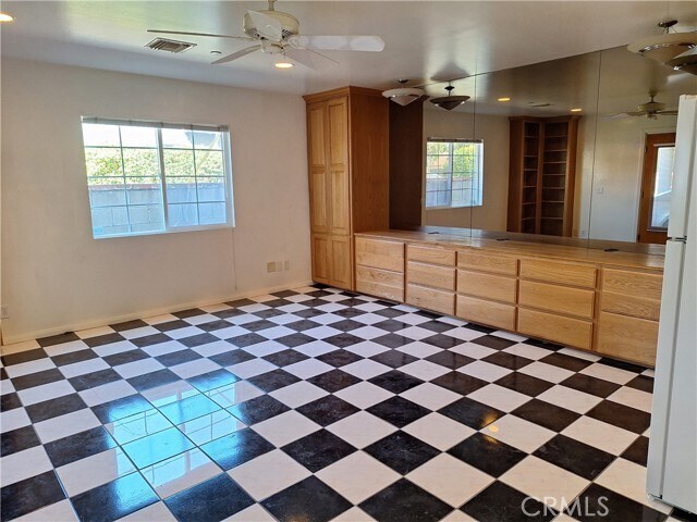 Foto del edificio - 302 N Griffith Park Dr