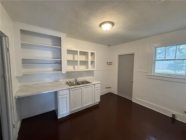 Foto del edificio - 1321 SpringHill Ave