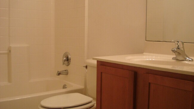 Building Photo - 4/2/2, Beautiful and Spacious!